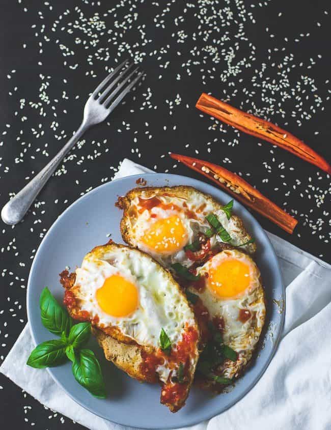 fried eggs with chilli sauce